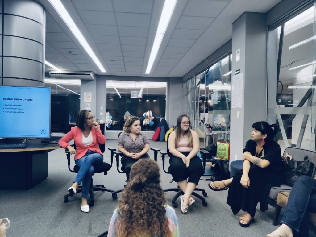 reunião na Universidade Belas Artes desconstrução do padrão de beleza